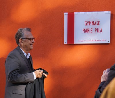 Le président du conseil d'administration dévoile la plaque !