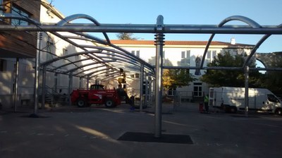 5. 17 poteaux prêts à soutenir la bâche